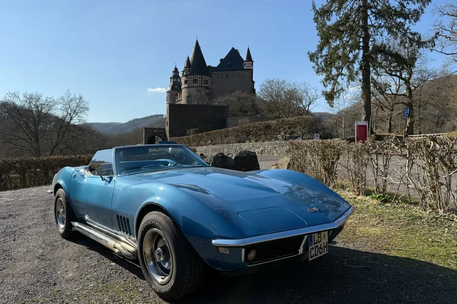Corvette vor Schloss Bürresheim in der Eifel