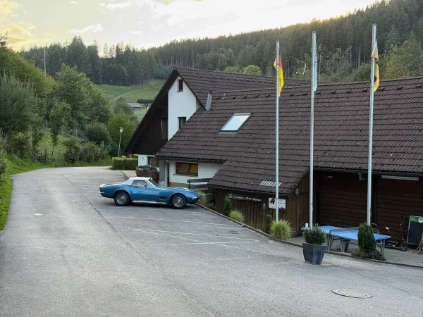 Corvette vor einem Haus