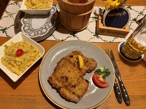 Tisch mit Schnitzel und Kartoffelsalat