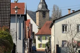 Straße mit Kirchturm im Hintergrund