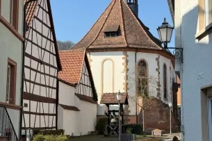 Straße mit Kirche im Hintergrund