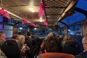 Menschen in einem Bus