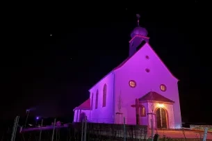 Rosa beleuchtete Kirche bei Nacht