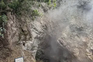 Dampf steigt aus einem Erdloch auf
