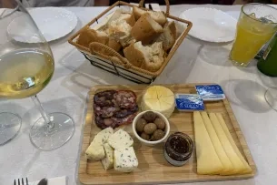 Brett mit Käse und Wurst