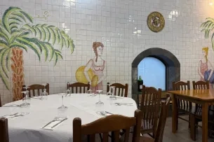 Bemalte, geflieste Wand in einem Restaurant