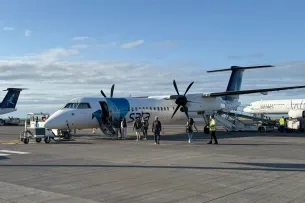 Flugzeug auf Rollfeld
