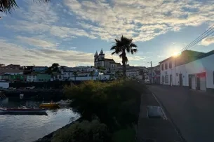 Kirche an einem Hafen