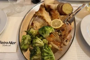 Fischplatte mit Kartoffeln und Brokkoli