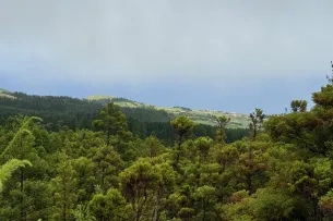 Blick über weites Land auf den Atlantik