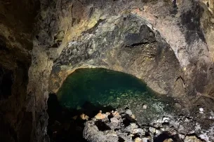 See in einer Höhle