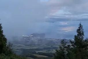 Wolken vor Meer und über einer Stadt