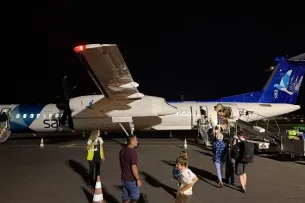 Flugzeug auf Rollfeld
