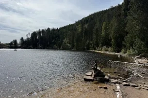 Blick über den Mummelsee mit einer Meerjungfrau im Vordergrund