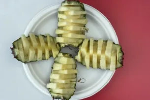Ananasstücke auf Teller