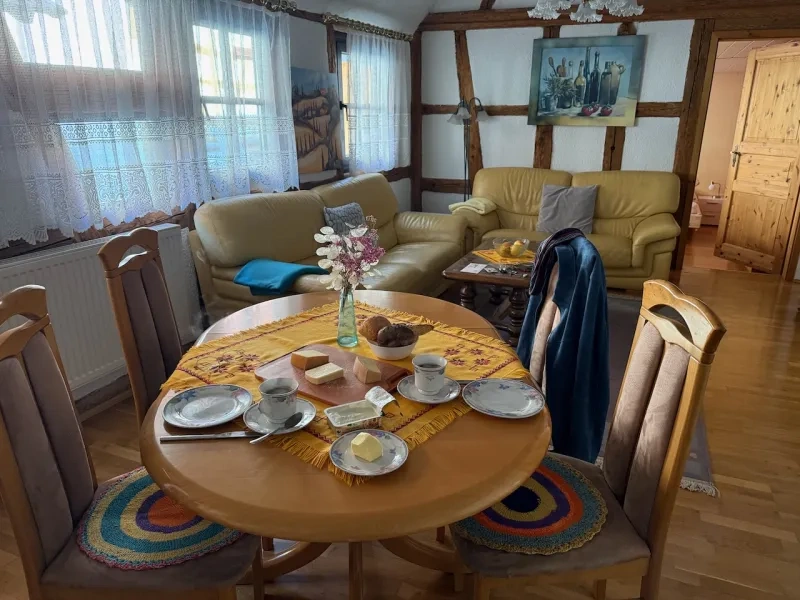 Gedeckter Tisch in einem Wohn-/Esszimmer