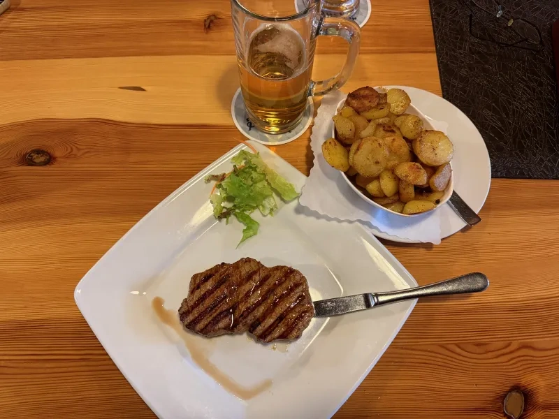Steak, Bratkartoffeln, Bier